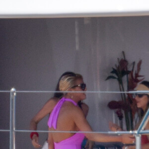 Silvio Berlusconi et sa compagne Francesca Pascale se relaxent à bord d'un yacht avec des amis à Ibiza le 21 juillet 2018.