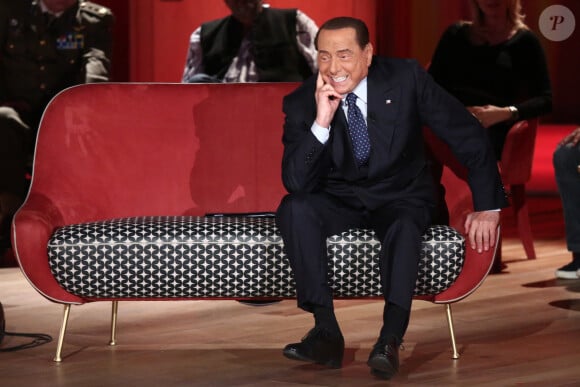 Silvio Berlusconi - Albano chante pour Silvio Berlusconi sur le plateau de l'émission de télévision "Maurizio Costanzo Show" à Rome, le 12 novembre 2019. @SGP / BESTIMAGE