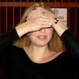 Sia se cache des photographes à la sortie du restaurant APL à Hollywood, le 14 août 2018.