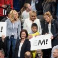 Laurence Auzière Jourdan (cardiologue), Brigitte Trogneux (Macron), Tiphaine Auzière (avocate), Christelle Auzière et le compagnon de T. Auzière, Antoine (gastro-entérologue) - La famille, les amis et soutiens d'Emmanuel Macron dans les tribunes lors du grand meeting d'Emmanuel Macron, candidat d'En Marche! à l'élection présidentielle 2017, à l'AccorHotels Arena à Paris, France, le lundi 17 avril 2017. © Cyril Moreau/Bestimage