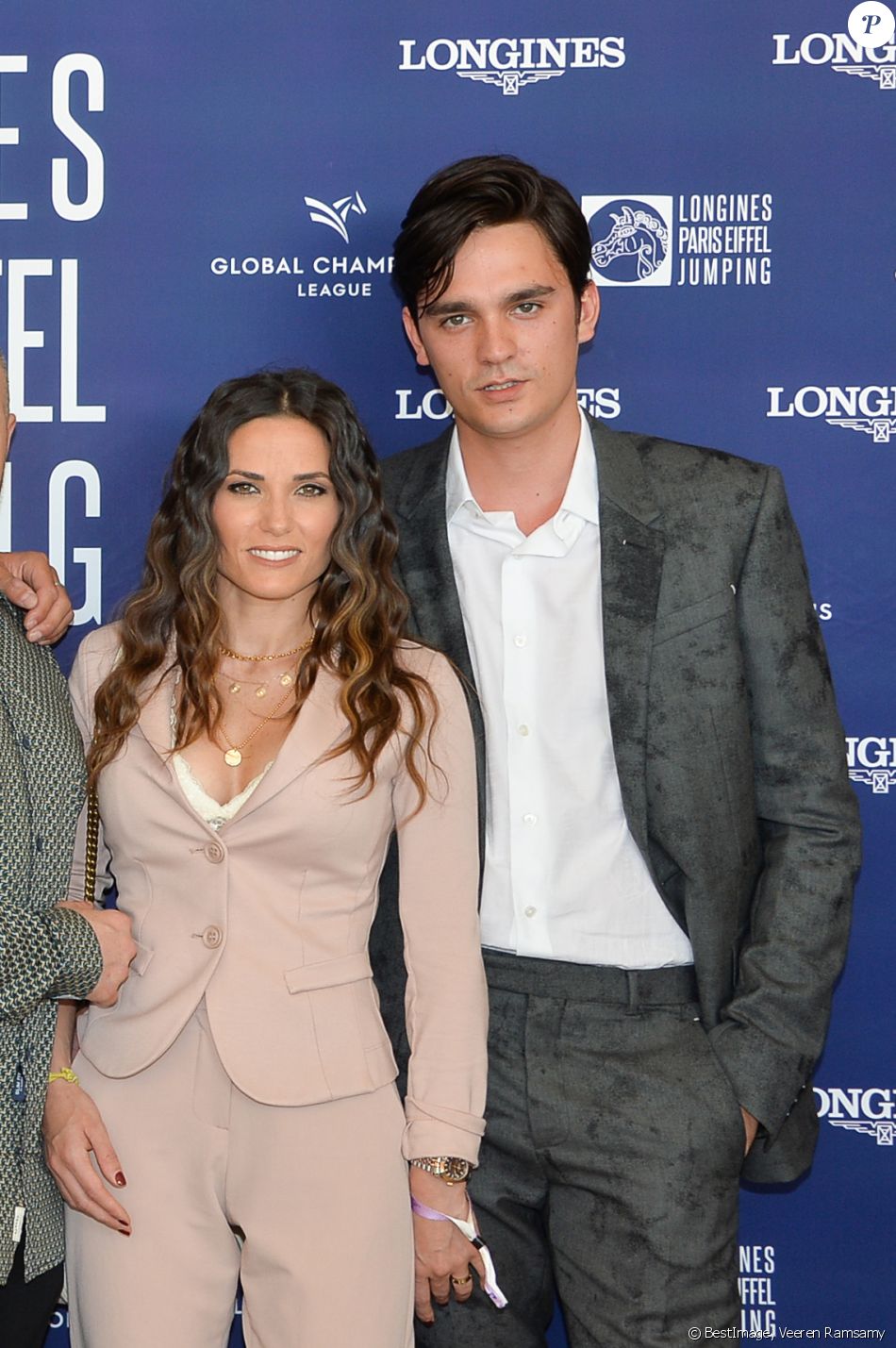 Exclusif - Alain-Fabien Delon et sa compagne Capucine Anav - Photocall