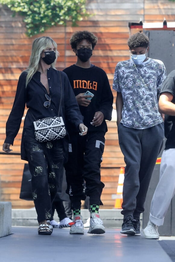 Exclusif - Heidi Klum se balade avec son mari Tom Kaulitz et ses enfants Johan et Henri dans le quartier de West Hollywood à Los Angeles pendant l'épidémie de coronavirus (Covid-19), le 22 juillet 2020