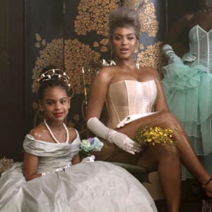 Beyoncé s'est entourée de sa fille de 8 ans, Blue Ivy Carter, Naomi Campbell, Kelly Rowland et Lupita Nyong'o dans le clip de sa chanson "Brown Skin Girl".