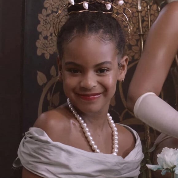 Beyoncé s'est entourée de sa fille de 8 ans, Blue Ivy Carter, Naomi Campbell, Kelly Rowland et Lupita Nyong'o dans le clip de sa chanson "Brown Skin Girl".