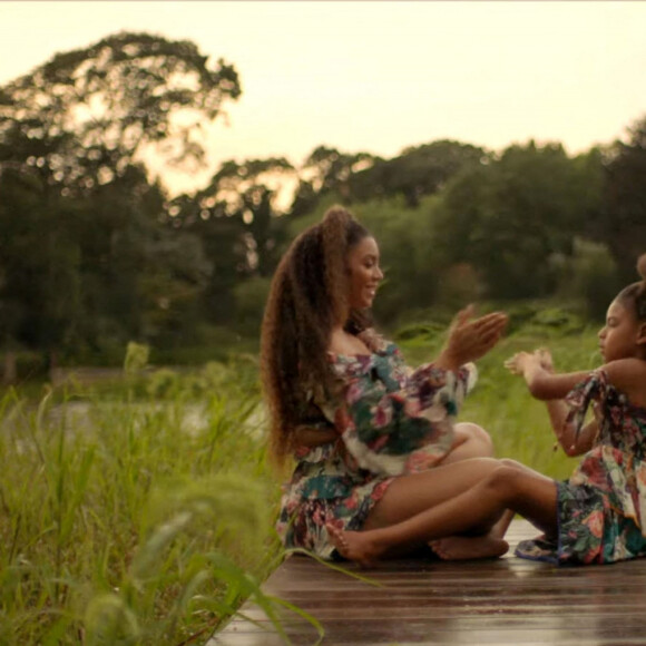 Beyoncé s'est entourée de sa fille de 8 ans, Blue Ivy Carter, Naomi Campbell, Kelly Rowland et Lupita Nyong'o dans le clip de sa chanson "Brown Skin Girl".