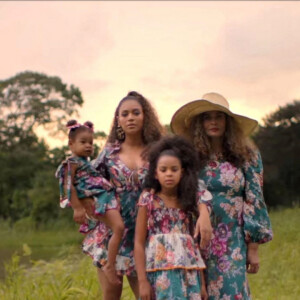 Beyoncé s'est entourée de sa fille de 8 ans, Blue Ivy Carter, Naomi Campbell, Kelly Rowland et Lupita Nyong'o dans le clip de sa chanson "Brown Skin Girl".