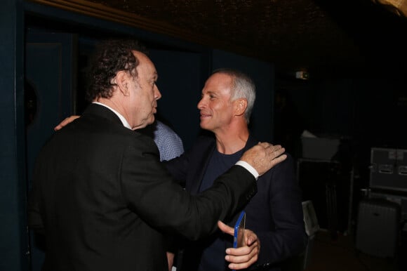 Julien Lepers et Samuel Etienne, "les meilleurs amis du monde", lors de la 10ème cérémonie des Gérard de la Télévision au Théatre Daunou à Paris le 30 Mai 2016.