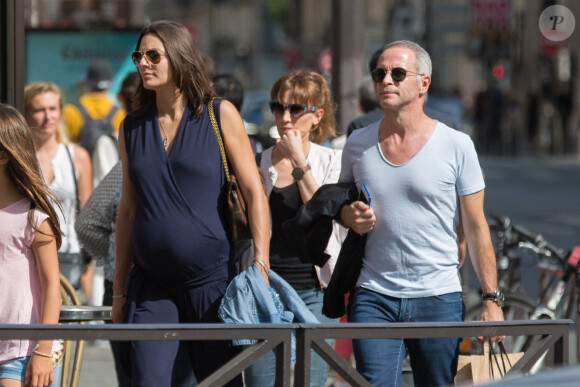 Samuel Etienne et sa femme Helen (enceinte) se promènent dans le quartier du Marais à Paris, où ils ont déjeuné en tête à tête durant 3 heures au restaurant "Le GrandCoeur", le 6 août 2016.