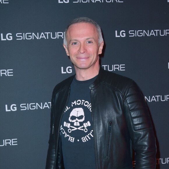Samuel Etienne à la galerie d'art éphémère "The Art of Essence" en plein coeur du Paris du Design et des Arts, la marque LG dévoile sa ligne haute-couture LG Signature au Café Beaubourg et sur le parvis du Centre Georges Pompidou à Paris. Le 30 novembre 2016 © Giancarlo Gorassini / Bestimage
