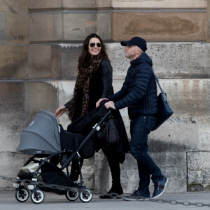 Samuel Etienne, sa femme Helen et leur fils Malo se promènent Place Vendôme à Paris le 25 février 2017.