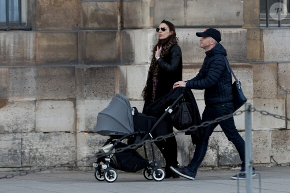 Samuel Etienne, sa femme Helen et leur fils Malo se promènent Place Vendôme à Paris le 25 février 2017.