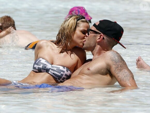 Sarah Harding (Girls Aloud) en vacances le 8 août 2013 avec son amoureux Mark Foster (Foster the People) à Las Vegas.