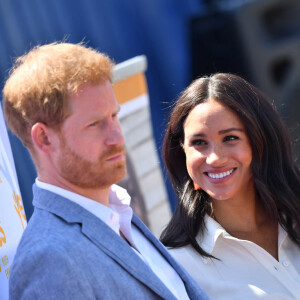 Le prince Harry, duc de Sussex, et Meghan Markle, duchesse de Sussex, rencontrent des jeunes entrepreneurs locaux à Tembisa, Afrique du Sud, le 2 octobre 2019, et prennent connaissance d'initiatives en matière de compétences répondant au défi croissant du chômage auquel font face les jeunes en Afrique du Sud, le dernier jour de leur tournée en Afrique.