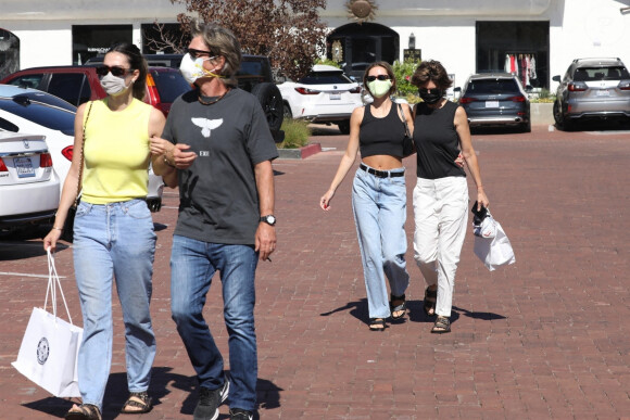 Exclusif - Lisa Rinna et son mari Harry Hamlin sont allés faire du shopping avec leurs filles Amelia Gray et Delilah Belle au Country Mart de Malibu à Los Angeles pendant l'épidémie de coronavirus (Covid-19), le 10 août 2020.