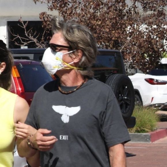 Exclusif - Lisa Rinna et son mari Harry Hamlin sont allés faire du shopping avec leurs filles Amelia Gray et Delilah Belle au Country Mart de Malibu à Los Angeles pendant l'épidémie de coronavirus (Covid-19), le 10 août 2020.