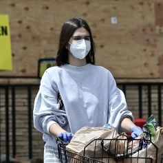 Exclusif - Amelia Gray Hamlin, protégée d'un masque contre le coronavirus (Covid-19), enlève ses gants après avoir fait des courses à Los Angeles. Le 6 juin 2020.