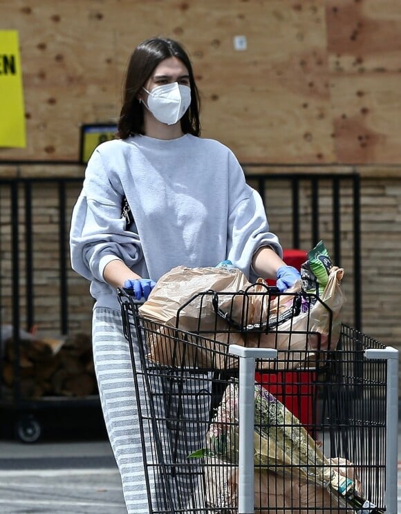 Exclusif - Amelia Gray Hamlin, protégée d'un masque contre le coronavirus (Covid-19), enlève ses gants après avoir fait des courses à Los Angeles. Le 6 juin 2020.