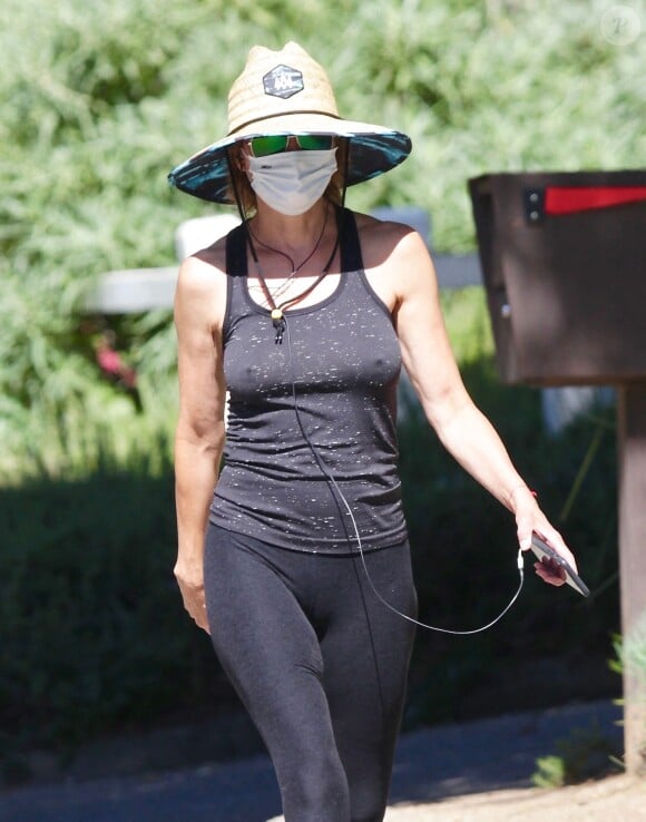 Exclusif - Lisa Rinna lors d'une promenade ensoleillée à Studio City, Los Angeles, CA, États-Unis, le 8 août 2020.