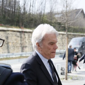 Bernard Tapie arrive au tribunal accompagné par son avocat Hervé Témime à Paris le 1er avril 2019.