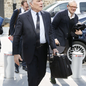 Bernard Tapie arrive au tribunal accompagné par son avocat Hervé Témime à Paris le 1er avril 2019.