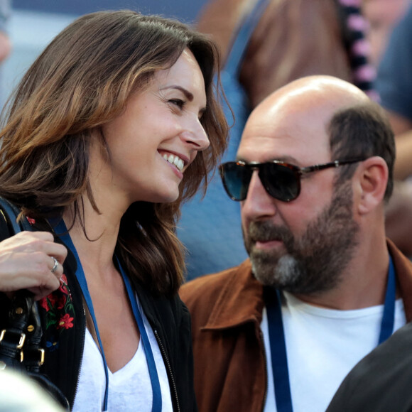 Kad Merad et sa compagne Julia Vignali assistent au match de football Bordeaux/ Marseille au stade de Bordeaux le 14 Mai 2107. © Patrick Bernard-Quentin Salinier/ Bestimage