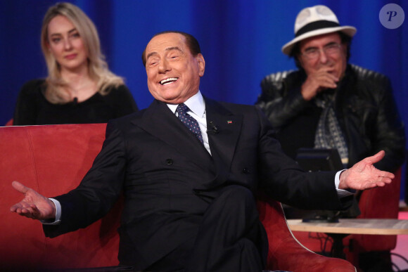 Silvio Berlusconi - Albano chante pour Silvio Berlusconi sur le plateau de l'émission de télévision "Maurizio Costanzo Show" à Rome. @SGP / BESTIMAGE