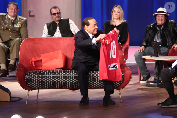 Silvio Berlusconi offre un maillot nominatif à l'animateur de l'émission - Albano chante pour Silvio Berlusconi sur le plateau de l'émission de télévision "Maurizio Costanzo Show" à Rome, le 12 novembre 2019.