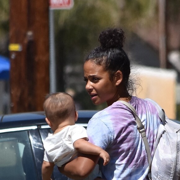 Exclusif - Christina Milian passe du bon temps avec ses enfants, son fils Isaiah et sa fille Violet, alors qu'elle rend visite à sa mère, à Studio City, Los Angeles, Californie, Etats-Unis, le 5 septembre 2020.