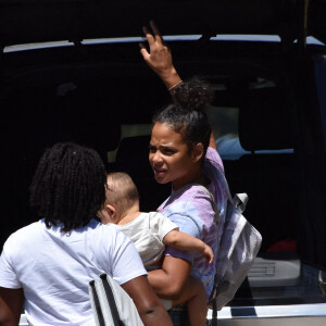 Exclusif - Christina Milian passe du bon temps avec ses enfants, son fils Isaiah et sa fille Violet, alors qu'elle rend visite à sa mère, à Studio City, Los Angeles, Californie, Etats-Unis, le 5 septembre 2020.