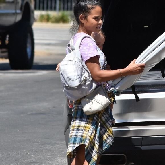 Exclusif - Christina Milian passe du bon temps avec ses enfants, son fils Isaiah et sa fille Violet, alors qu'elle rend visite à sa mère, à Studio City, Los Angeles, Californie, Etats-Unis, le 5 septembre 2020.