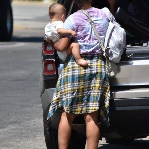 Exclusif - Christina Milian passe du bon temps avec ses enfants, son fils Isaiah et sa fille Violet, alors qu'elle rend visite à sa mère, à Studio City, Los Angeles, Californie, Etats-Unis, le 5 septembre 2020.