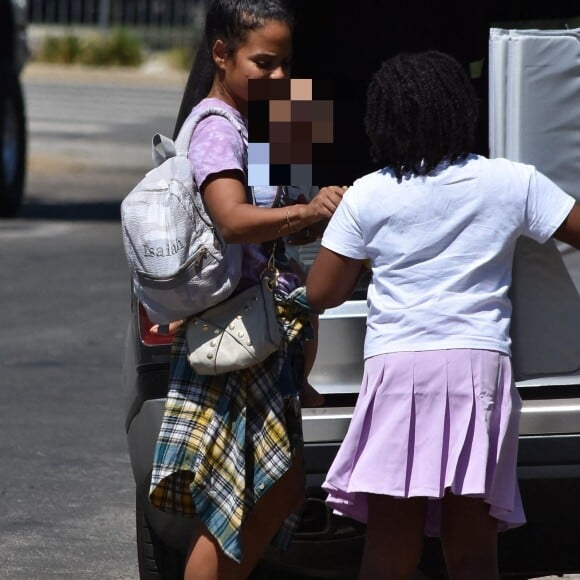 Exclusif - Christina Milian passe du bon temps avec ses enfants, son fils Isaiah et sa fille Violet, alors qu'elle rend visite à sa mère, à Studio City, Los Angeles, Californie, Etats-Unis, le 5 septembre 2020.