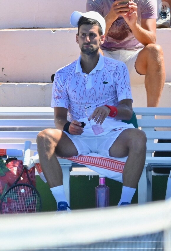 Novak Djokovic joue contre Feliciano Lopez lors d'un match amical à Marbella en Espagne, le 13 août 2020.