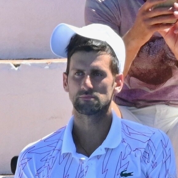 Novak Djokovic joue contre Feliciano Lopez lors d'un match amical à Marbella en Espagne, le 13 août 2020.