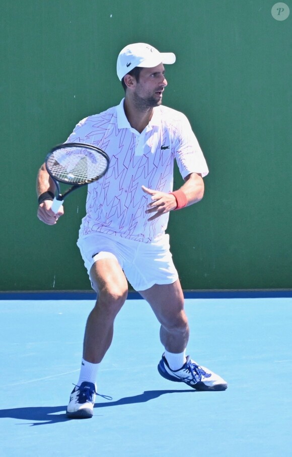 Novak Djokovic joue contre Feliciano Lopez lors d'un match amical à Marbella en Espagne, le 13 août 2020.