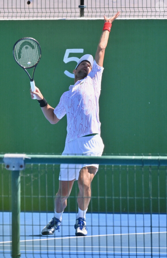Novak Djokovic joue contre Feliciano Lopez lors d'un match amical à Marbella en Espagne, le 13 août 2020.