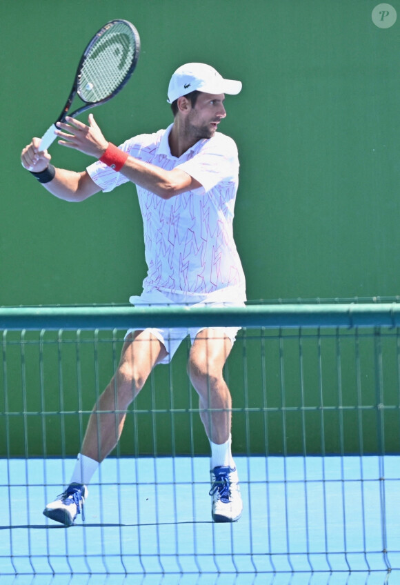Novak Djokovic joue contre Feliciano Lopez lors d'un match amical à Marbella en Espagne, le 13 août 2020.