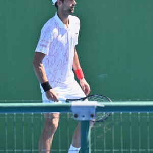 Novak Djokovic joue contre Feliciano Lopez lors d'un match amical à Marbella en Espagne, le 13 août 2020.