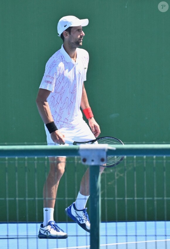 Novak Djokovic joue contre Feliciano Lopez lors d'un match amical à Marbella en Espagne, le 13 août 2020.