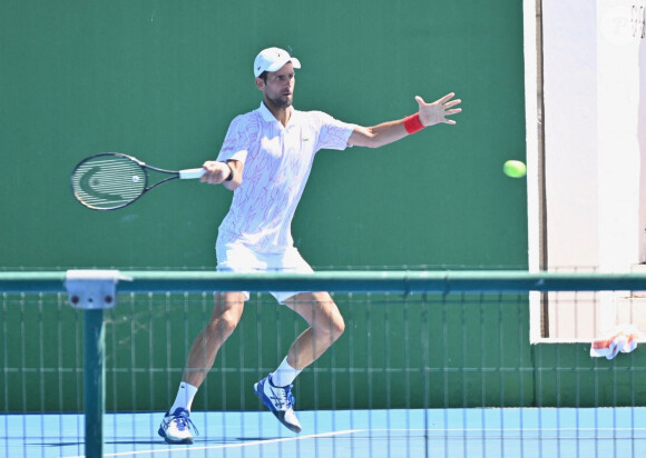 Novak Djokovic joue contre Feliciano Lopez lors d'un match amical à Marbella en Espagne, le 13 août 2020.