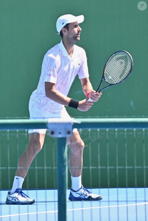 Novak Djokovic joue contre Feliciano Lopez lors d'un match amical à Marbella en Espagne, le 13 août 2020.