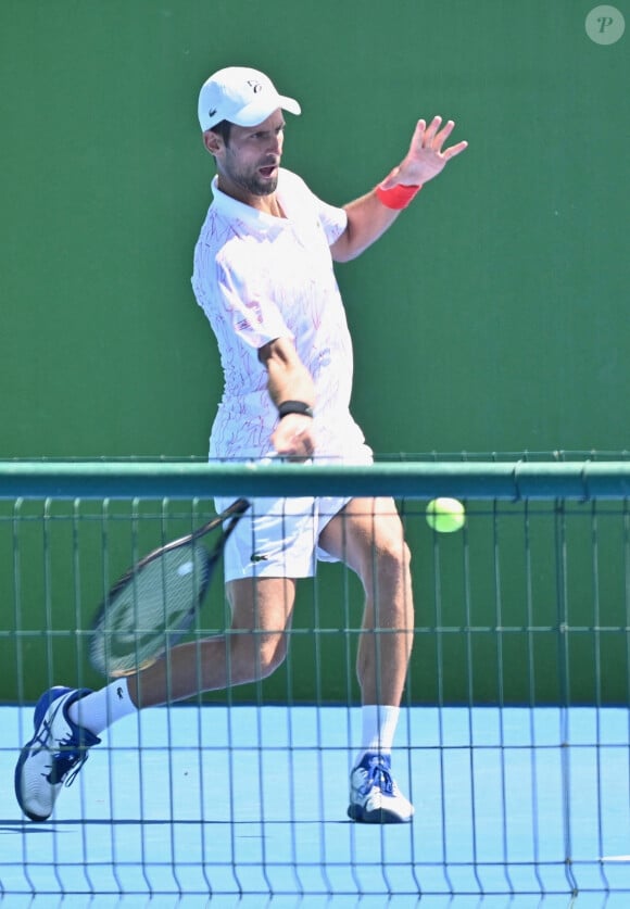 Novak Djokovic joue contre Feliciano Lopez lors d'un match amical à Marbella en Espagne, le 13 août 2020.