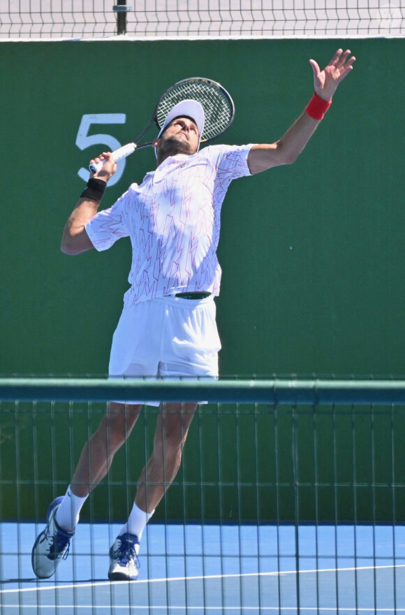 Novak Djokovic joue contre Feliciano Lopez lors d'un match amical à Marbella en Espagne, le 13 août 2020.