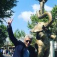 Marilou Berry a partagé cette photo de son papa Philippe, devant son oeuvre L'équilibre des éléphants, sur Instagram. Septembre 2020.