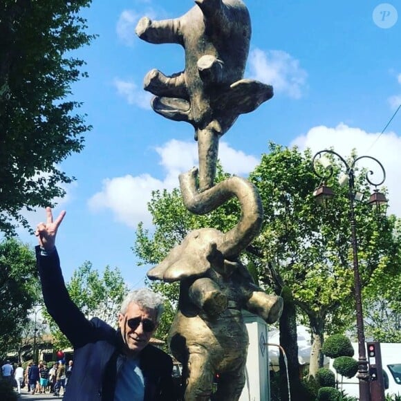 Marilou Berry a partagé cette photo de son papa Philippe, devant son oeuvre L'équilibre des éléphants, sur Instagram. Septembre 2020.