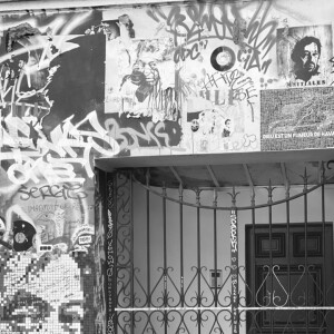Charlotte Gainsbourg en pèlerinage devant la maison de son père Serge Gainsbourg à Paris, sur Instagram, le 7 septembre 2020.
