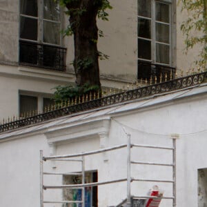 L'ancien hôtel particulier de Serge Gainsbourg, rue de Verneuil a Paris, propriété de sa fille Charlotte. La façade de l'immeuble, repeinte en blanc, était recouverte de graffitis. Le 2 juillet 2013.