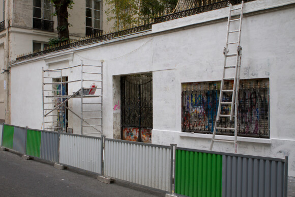 L'ancien hôtel particulier de Serge Gainsbourg, rue de Verneuil a Paris, propriété de sa fille Charlotte. La façade de l'immeuble, repeinte en blanc, était recouverte de graffitis. Le 2 juillet 2013.