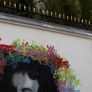 Anthony Lemer, jeune artiste clermontois, a eu le privilege de realiser une grande fresque d'apres une photographie de Tony Franck, sur le mur de la maison de Serge Gainsbourg, rue de Verneuil a Paris. Le 18 juillet 2013