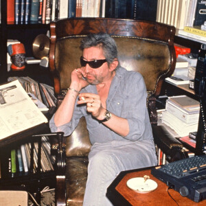 Serge Gainsbourg chez lui, rue de Verneuil, à Paris, en 1989.